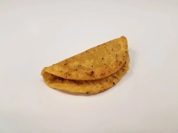 Petit taco avec coquille de tortilla de maïs sur surface blanche ou table — Photo