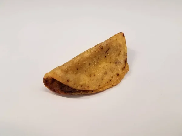 Kleine Taco met rundvlees op wit oppervlak of tafel — Stockfoto