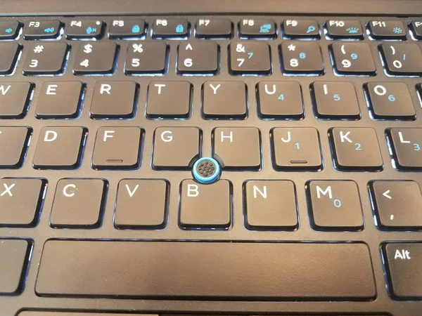 Чорно-синя комп'ютерна клавіатура з літерами — стокове фото
