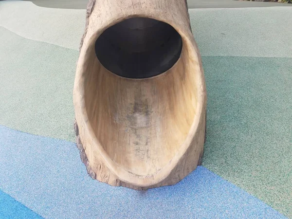 青い表面を持つ遊び場の木のログスライド — ストック写真