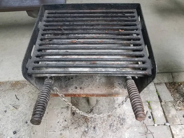 Smutsig grillgrill metall med kolaska — Stockfoto