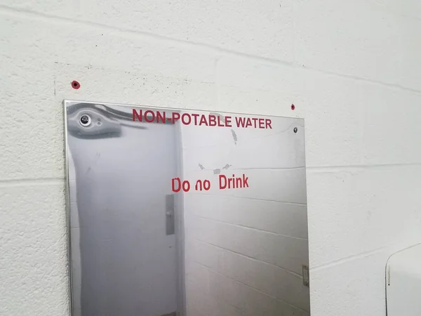 Niet-drinkbaar water drink geen teken op badkamer spiegel — Stockfoto