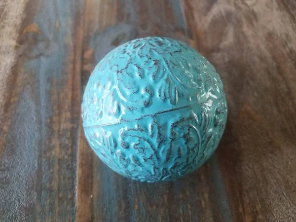 Bola de metal azul sobre mesa de madera marrón —  Fotos de Stock