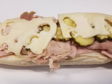 beyaz yüzeyde hindi ve jambon ve İsviçre sandviç