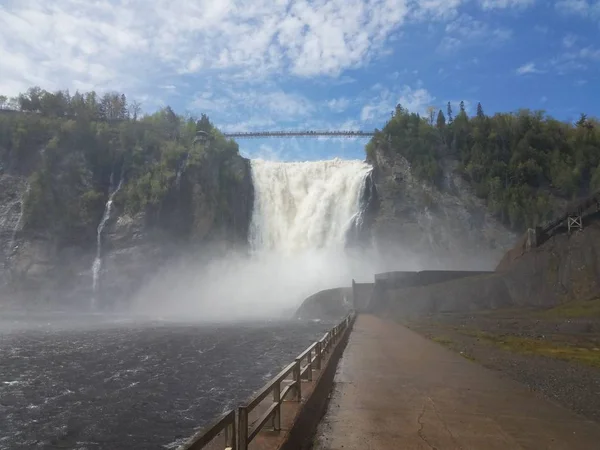 Krachtige waterval in Quebec, Canada met brug en reling — Stockfoto