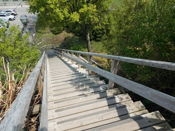 Scale o gradini in legno che scendono da una collina — Foto Stock