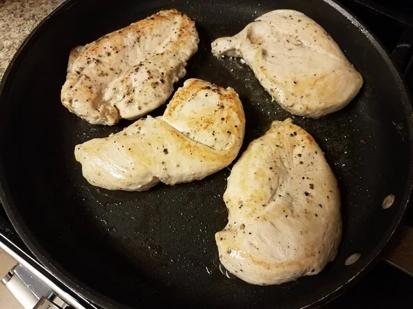 フライパンに油を入した生の鶏肉調理 — ストック写真