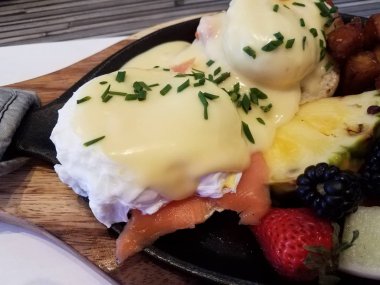 yumurta ve somon ve meyve ve patates plaka