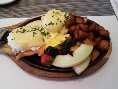 yumurta ve somon ve meyve ve patates plaka