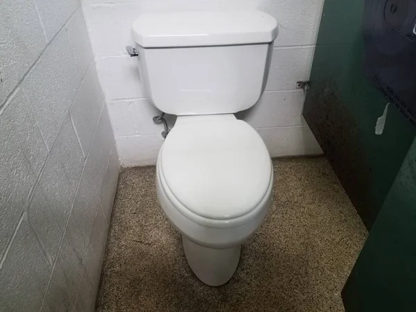 Vuile of vuile groene metalen badkamer kraam met toilet — Stockfoto