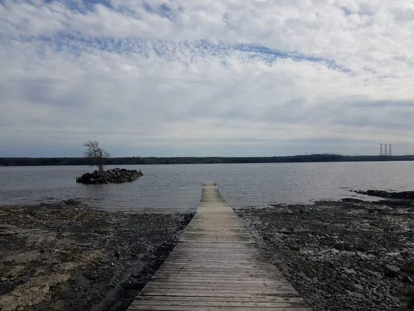 Drewniana promenada lub molo i rzeka lub woda — Zdjęcie stockowe