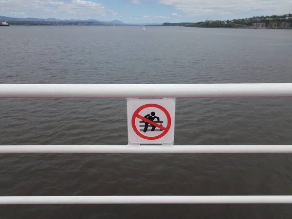 No suba el cartel de barandilla en ferry en Quebec, Canadá —  Fotos de Stock