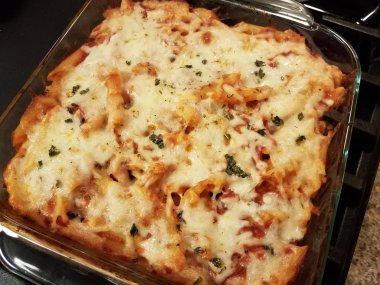 peynir ve otlar ile pişmiş makarna yakın