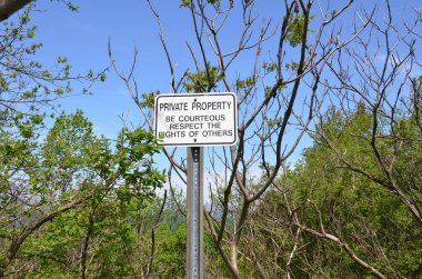 özel mülkiyet curteous ve başkalarının haklarına saygı imzalamak