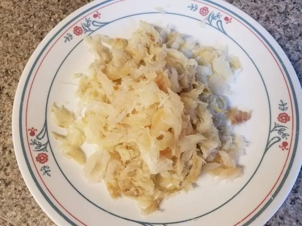 Pila o montículo de peces desmenuzados en plato blanco —  Fotos de Stock