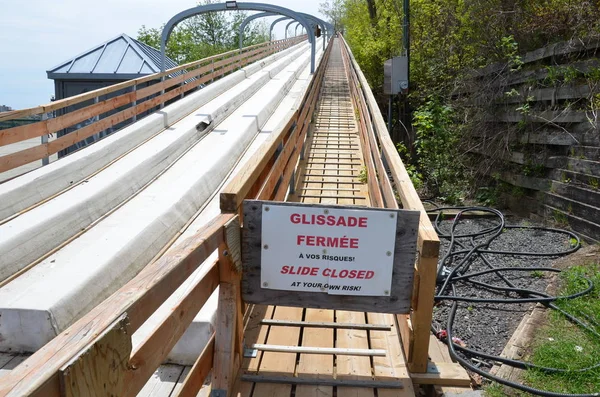 캐나다 퀘벡에서 프랑스어로 자신의 위험 기호에 슬라이드 폐쇄 사용 — 스톡 사진