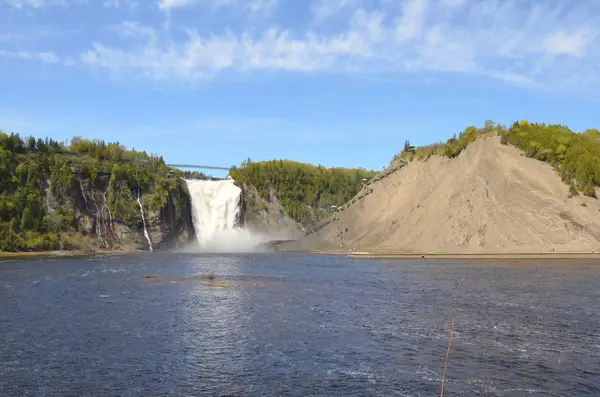 Wasserfall stürzt in Fluss in Quebec, Kanada — Stockfoto