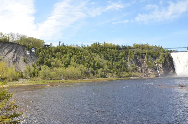 Waterval crashen in de rivier in Quebec, Canada — Stockfoto
