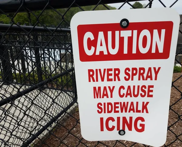 Dikkat nehir sprey çit kaldırım buzlanma işareti neden olabilir — Stok fotoğraf