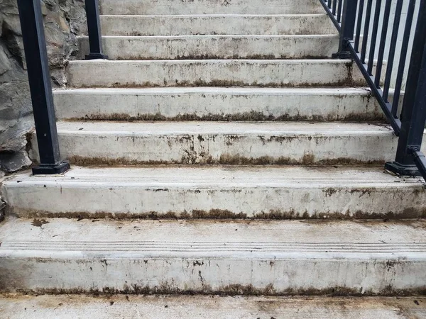 Špinavé bílé betonové schody nebo schody s bahnem a vodou — Stock fotografie