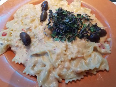 peynir ve zeytin ve lahana ile makarna