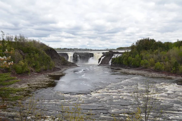 Waterval en rivier met bomen in Quebec, Canada — Stockfoto