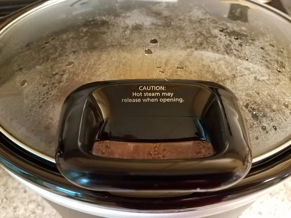 Vapeur chaude peut libérer lors de l'ouverture sur la cuisinière à marmite chaude — Photo
