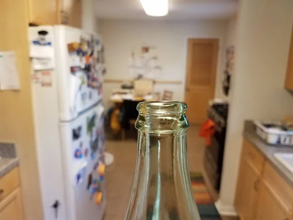 Botella de vidrio transparente en el área de la cocina en casa — Foto de Stock