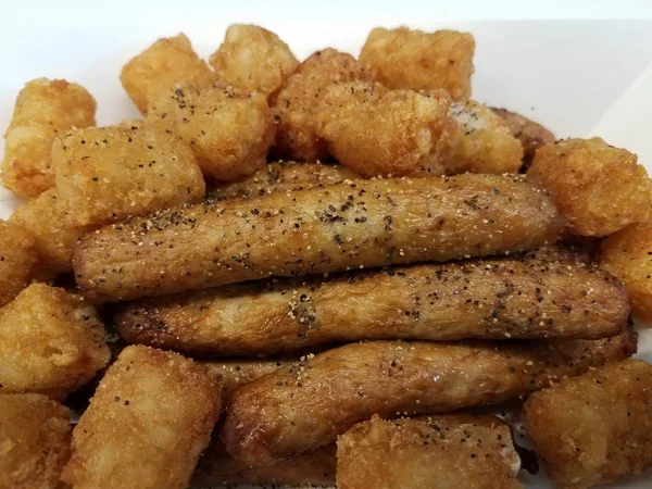 Salsicha de peru e batatas com sal e pimenta em recipiente — Fotografia de Stock