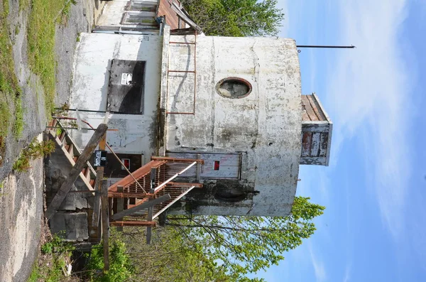 Edificio cilindrico abbandonato senza segni di violazione — Foto Stock