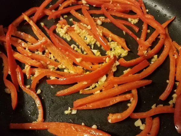 红辣椒和大蒜在煎锅中烹饪 — 图库照片