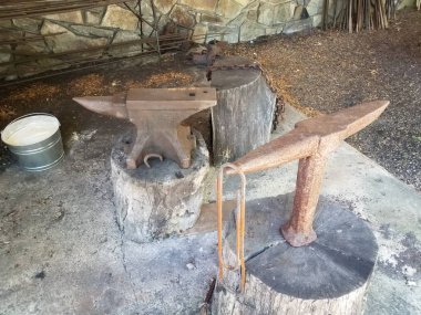 ağır metal örs ve büyük paslı ataş