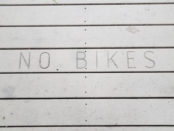 茶色の木製の遊歩道や地面に自転車の看板はありません — ストック写真