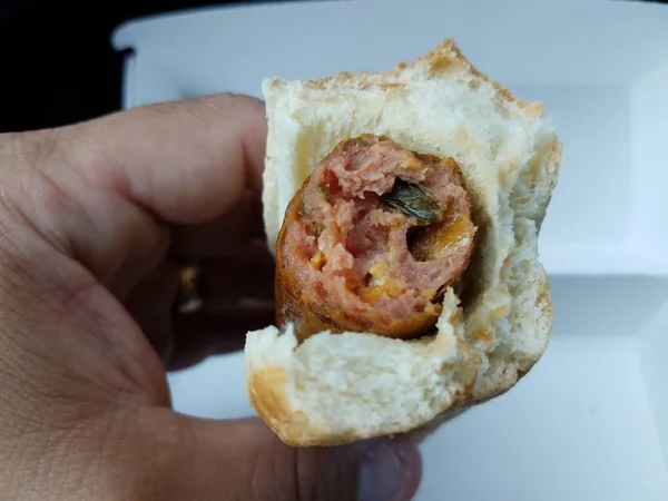 Kézben gazdaság sajt és jalapeno hot dog zsemle — Stock Fotó