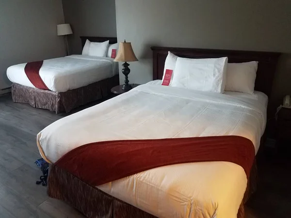 Rødt og hvidt tæppe og lagner på hotelværelset - Stock-foto