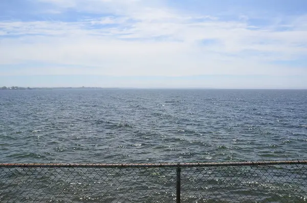 바다 물과 하늘금속 체인 링크 울타리 — 스톡 사진