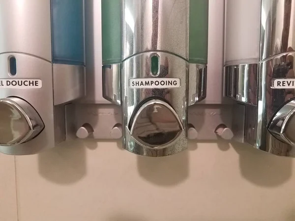 Gel de ducha, champú y acondicionador en dispensadores en francés —  Fotos de Stock