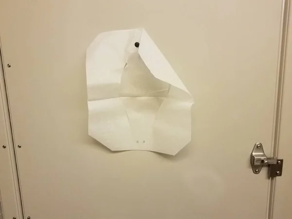 Papieren wc-bril beschermkap op kraam deur van badkamer — Stockfoto