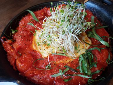 eritilmiş peynir ve domates sosu üstüne lahanası