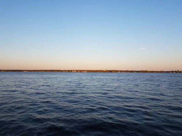 波と地平線と空を持つ川の水 — ストック写真