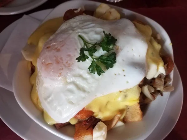 白い皿にジャガイモと卵と黄色のソース — ストック写真