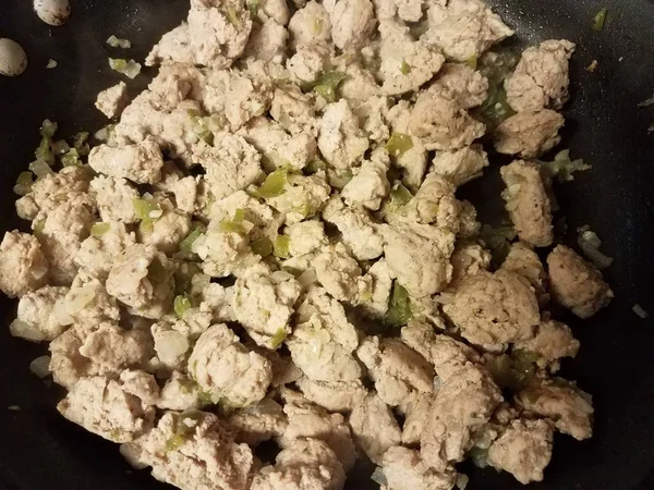 Carne de peru e pimentas verdes que cozinham em uma frigideira — Fotografia de Stock