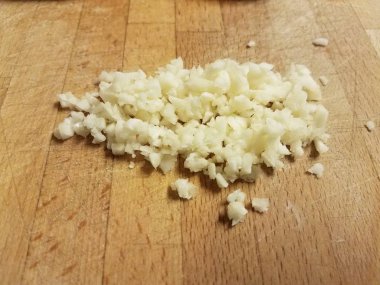 doğranmış sarımsak parçaları ile ahşap kesme tahtası