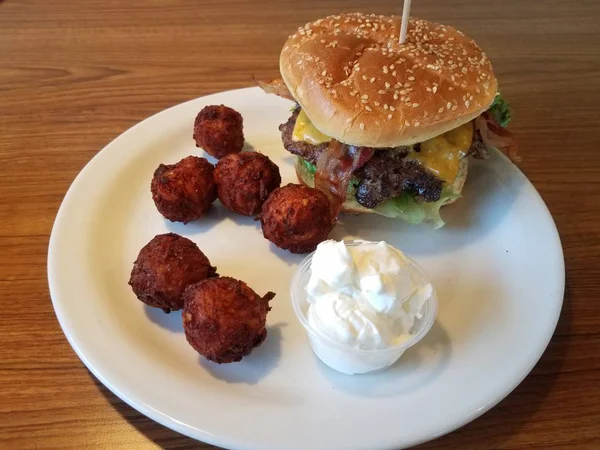Hamburger con formaggio e pancetta e antipasto di patate — Foto Stock