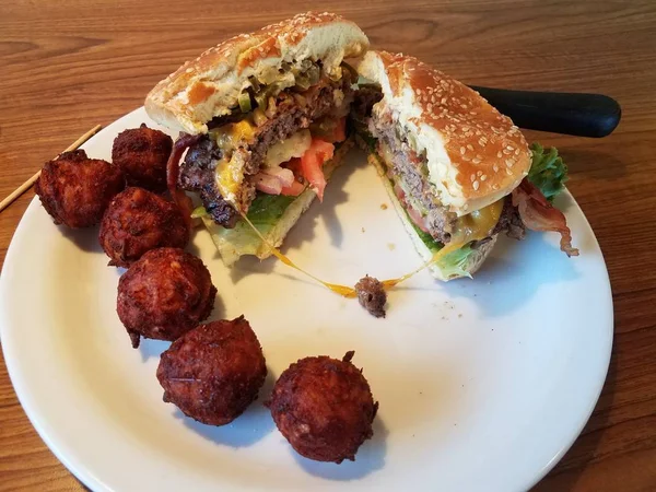 チーズとベーコンとジャガイモの前菜のハンバーガー — ストック写真