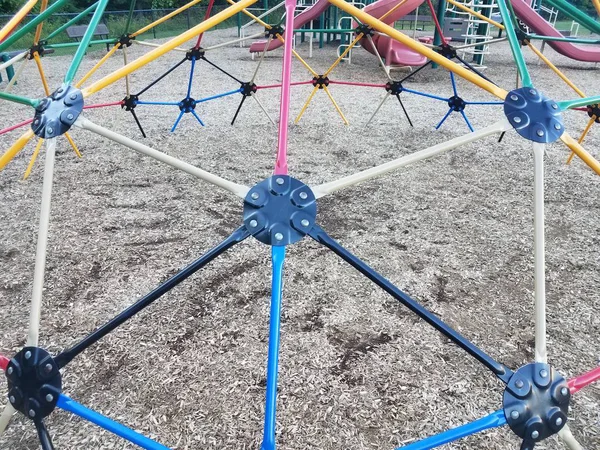 Colorido metal selva gimnasio con triángulos en el patio de recreo — Foto de Stock