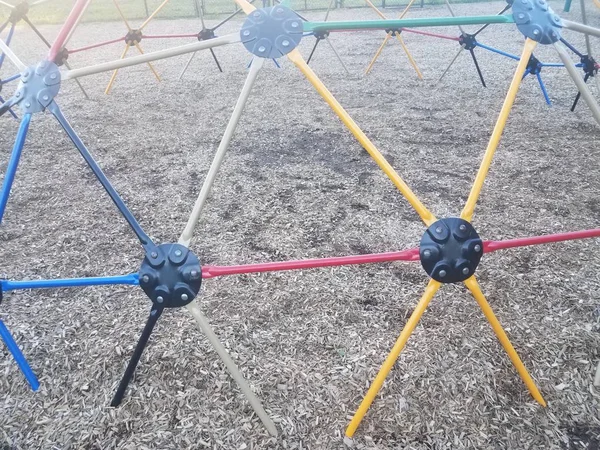 Colorido metal selva gimnasio con triángulos en el patio de recreo — Foto de Stock