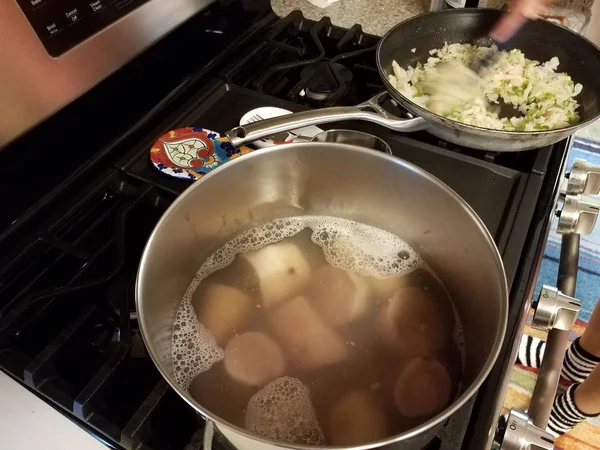 Mujer cocinando comida tradicional puertorriqueña de bacalao y verduras de raíz — Foto de Stock