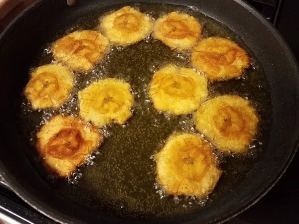 Pisang pipih yang digoreng dalam wajan makanan Puerto Rico — Stok Foto