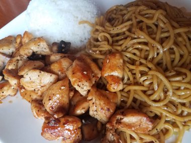 Asya noodle, beyaz pirinç ve tavuk eti